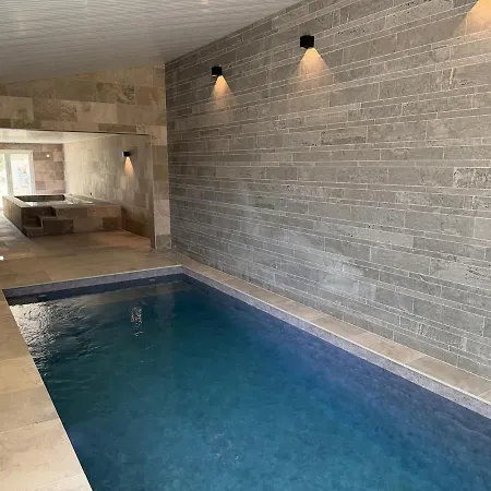 En Champagne - Piscine Intérieur Et - 15 Personnes * Frignicourt
