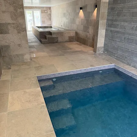 En Champagne - Piscine Intérieur Et - 15 Personnes * Frignicourt