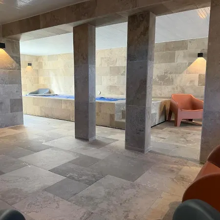En Champagne - Piscine Intérieur Et - 15 Personnes Frignicourt