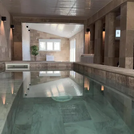 Hébergement de vacances En Champagne - Piscine Intérieur Et - 15 Personnes Frignicourt