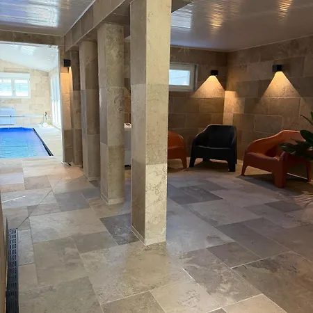En Champagne - Piscine Intérieur Et - 15 Personnes * Frignicourt